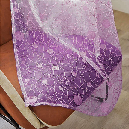 Lilla tynn gardin med prikkemønster