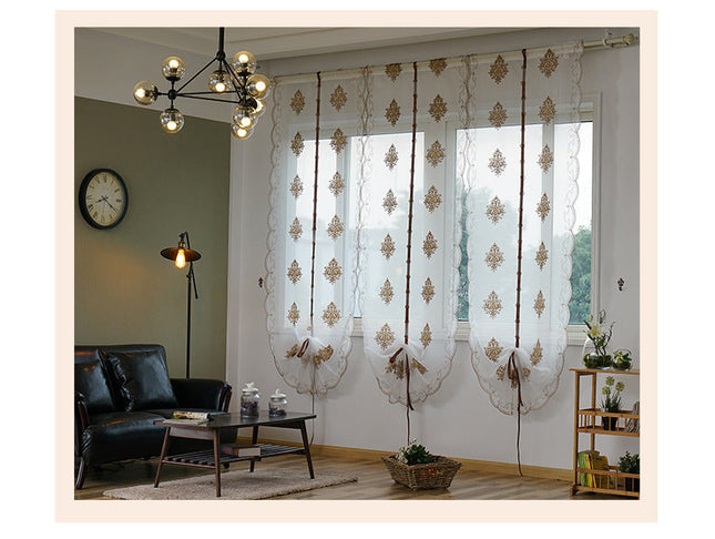 Brodert heisgardin i transparent stoff