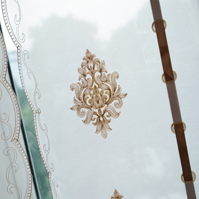 Brodert heisgardin i transparent stoff