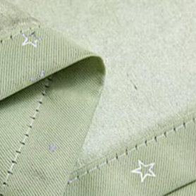 Grønn lystett gardin med stjernemotiv