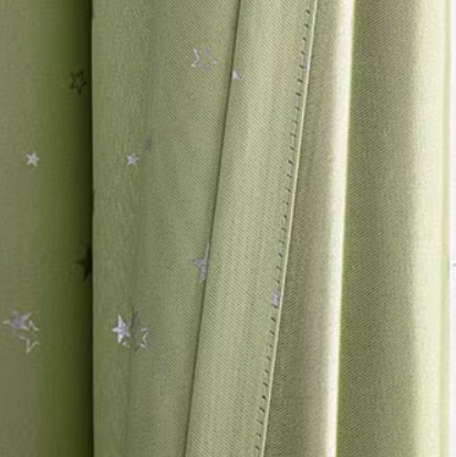 Grønn lystett gardin med stjernemotiv