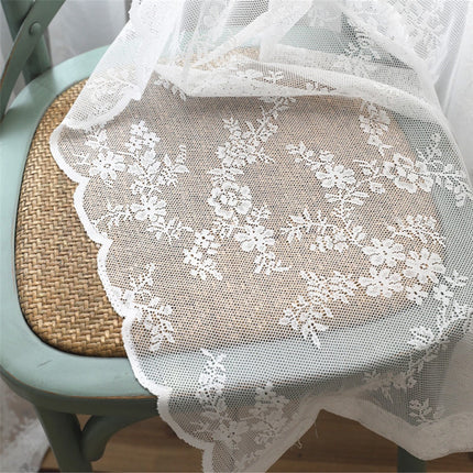 Vintage blonde-gardin med tett blomstermønster