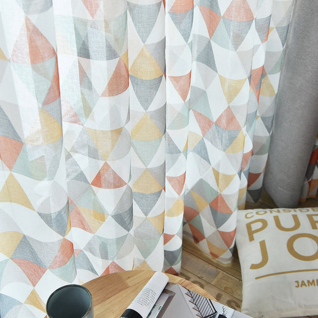 Florlett gardin med fargerikt geometrisk mønster