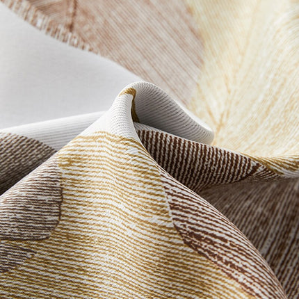 Brun lystett gardin med bladmotiv