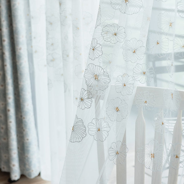 Hvit tynn gardin med broderte blomster