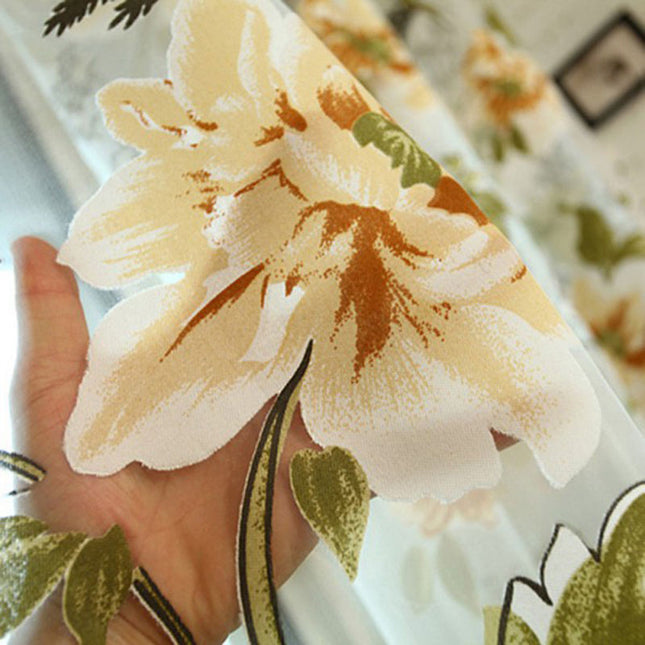 Tyllgardin med stort romantisk blomstermotiv