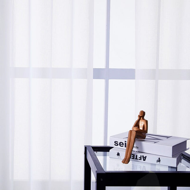 Ensfarget hvit tynn gardin med maljer