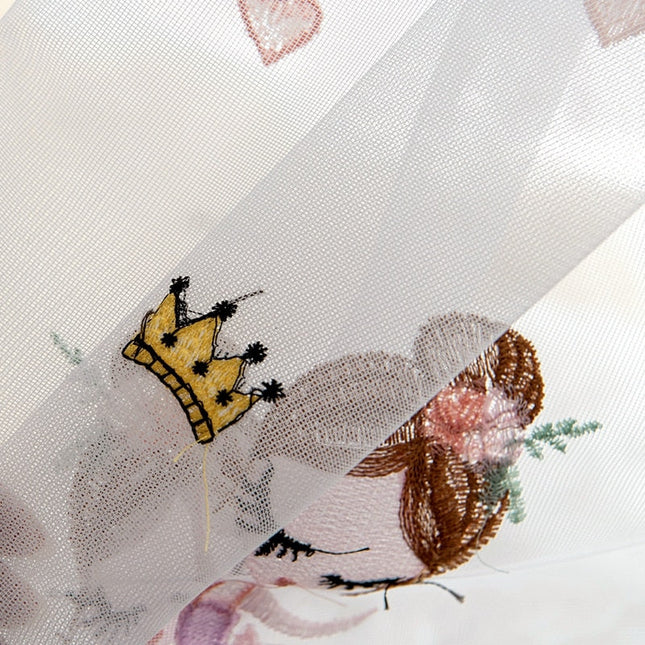 Barneromsgardin med broderte ballerinaer