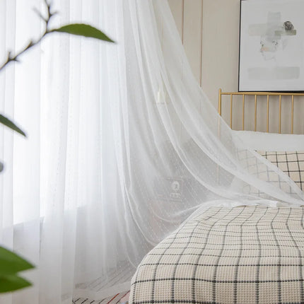 Hvit tynn gardin med diskret broderi