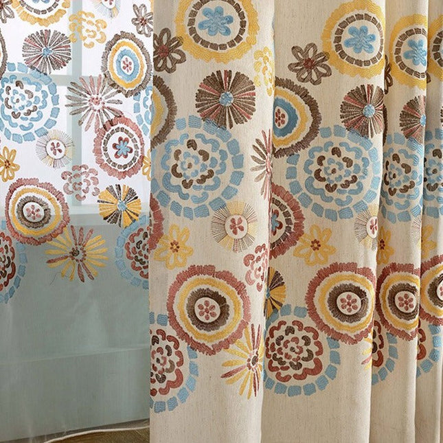 Gardin med fargerikt bohemsk mønster