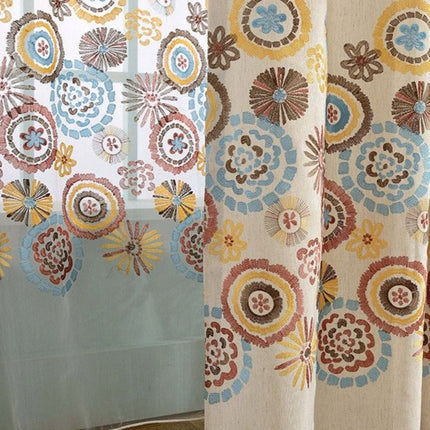 Tynn gardin med fargerike broderier