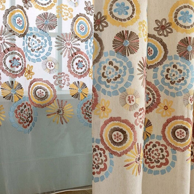 Tynn gardin med fargerike broderier