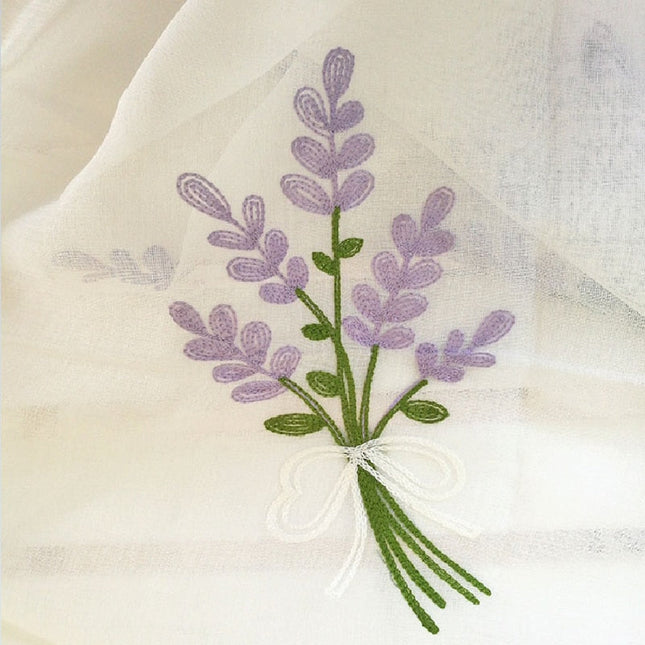 Tynn gardin med brodert lavendel