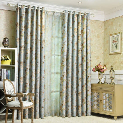 Lystett gardin med vintage blomstermønster