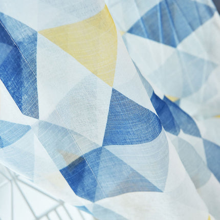 Tynn gardin med geometrisk mønster