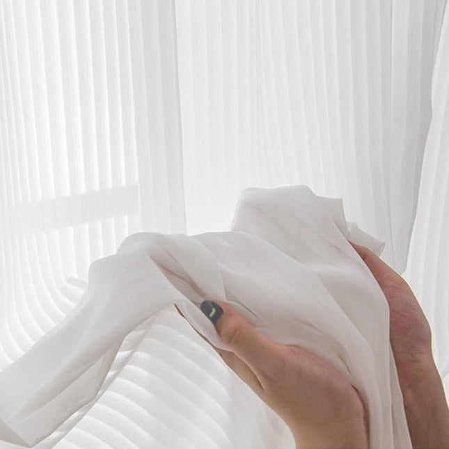 Lett gardin med praktisk borrelåsfeste