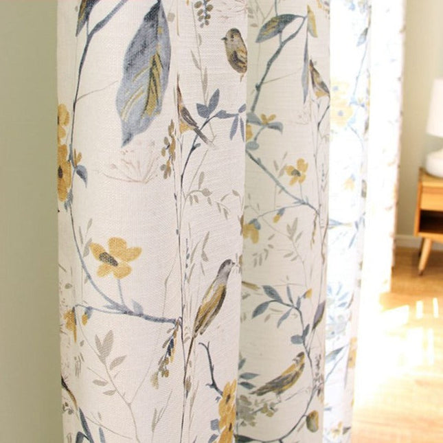 Dekorativ gardin med fugler og blomster