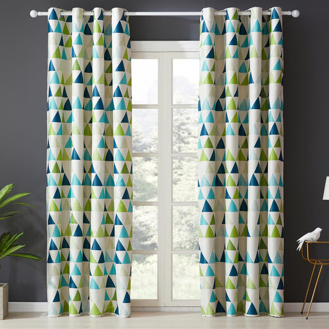 Grønn gardin med geometrisk trekantmønster