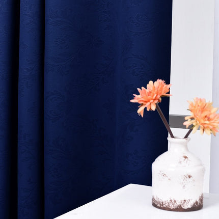 Lystett gardin med preget damaskmønster