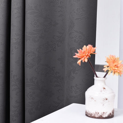 Lystett gardin med preget damaskmønster