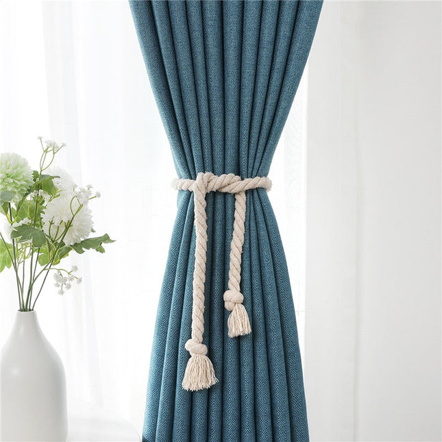 Blå lystett gardin i skandinavisk stil