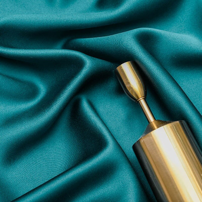 Blågrønn lystett gardin med blomstermotiv