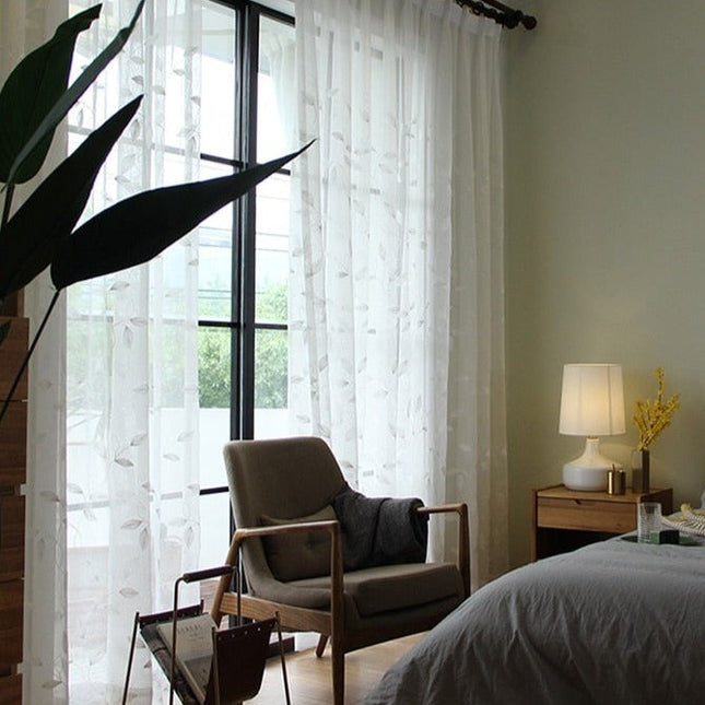 Gjennomsiktig tyllgardin med broderte blader