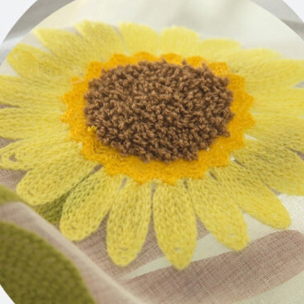 Tynn gardin med broderte solsikker