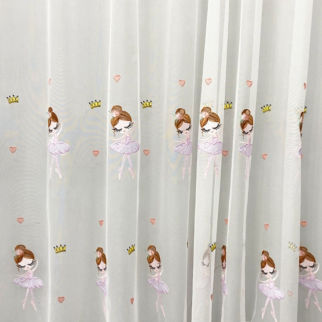 Barneromsgardin med broderte ballerinaer
