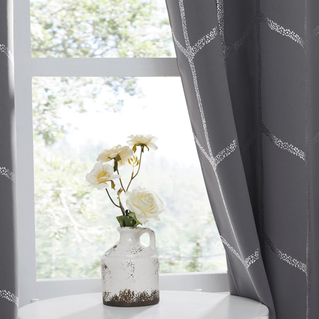 Lystett gardin med geometrisk sølvmønster