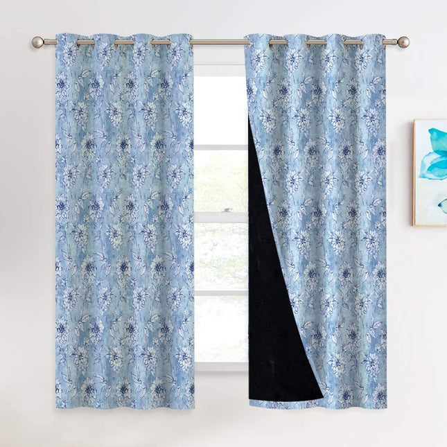 Lystett gardin med blått blomstermønster