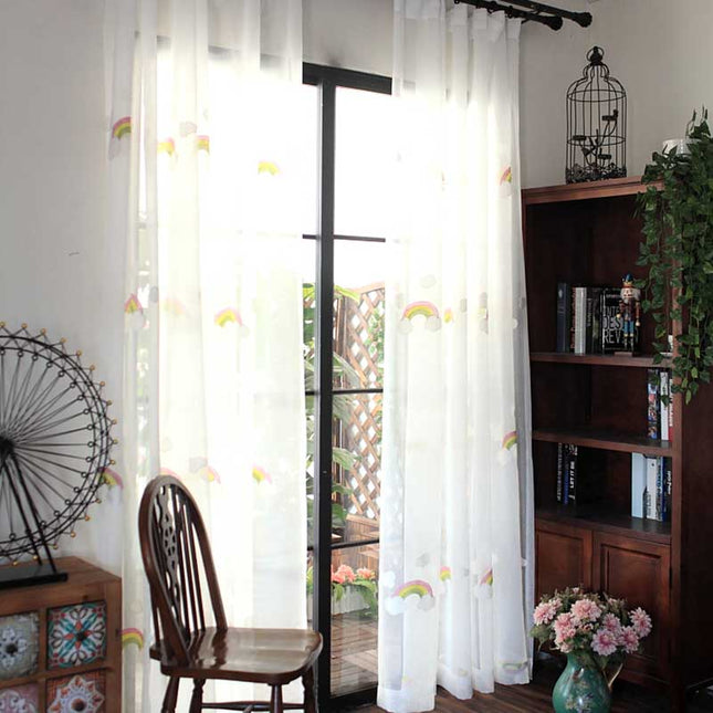 Tynn gardin med broderte regnbuer