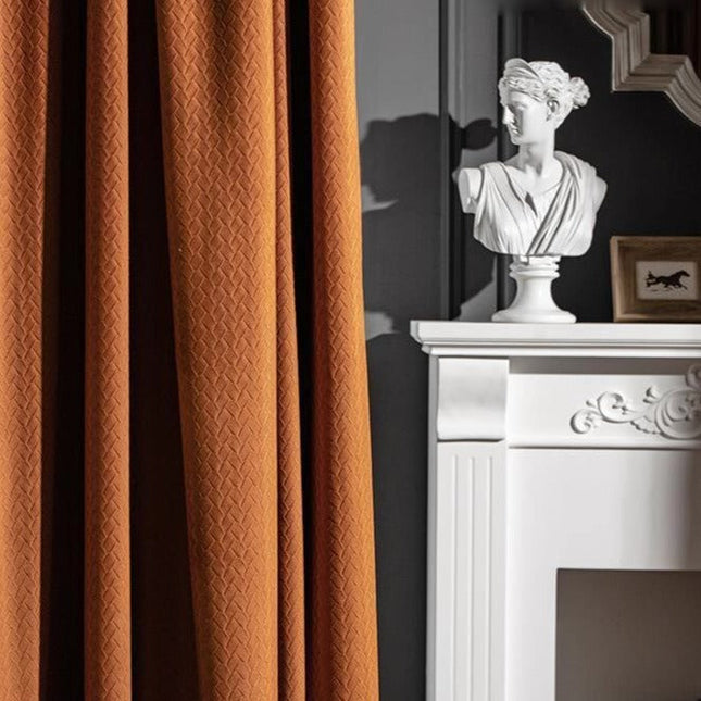 Tykk gardin med vevd mønster