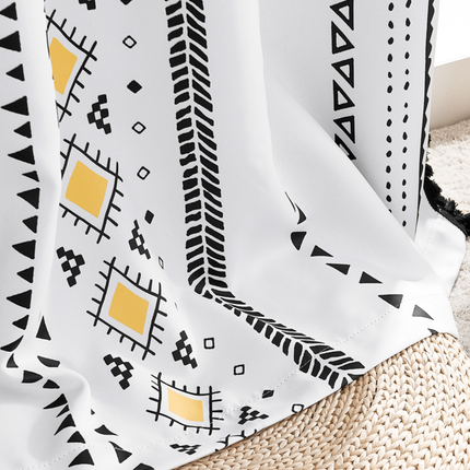 Gardin med etnisk mønster og dusker