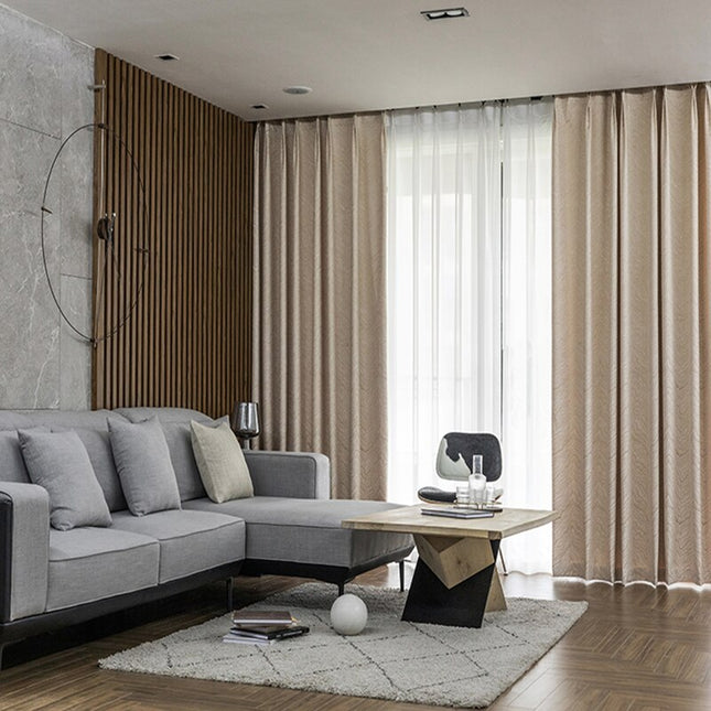 Brun mørkleggingsgardin med bølget mønster