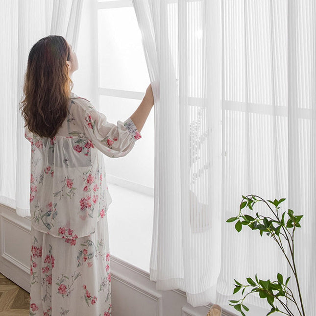 Lett gardin med praktisk borrelåsfeste