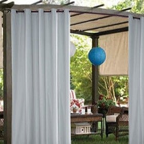 Hvit vannavstøtende utendørsgardin