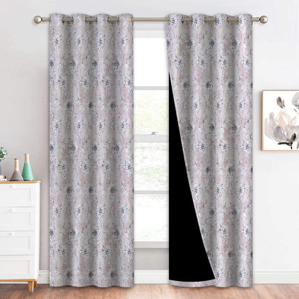 Lystett gardin med blått blomstermønster