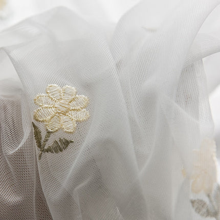 Voilegardin med små broderte blomster