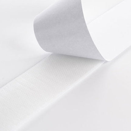 Lett gardin med praktisk borrelåsfeste