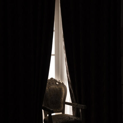 Mønstret lystett gardin i taupe farge