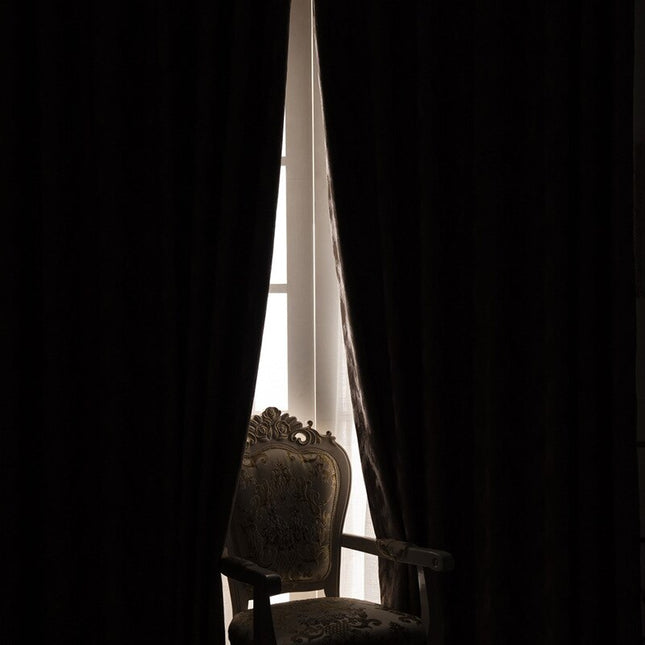 Mønstret lystett gardin i taupe farge