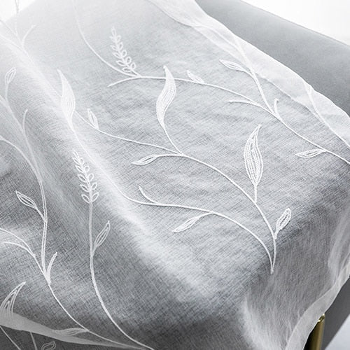 Gjennomsiktig gardin med broderte grener