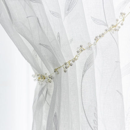 Gjennomsiktig gardin med broderte grener