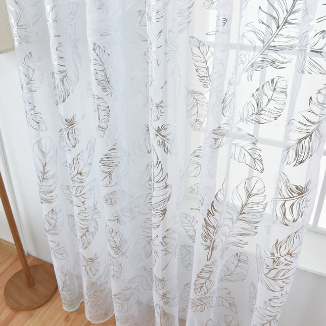 Tynn gardin med elegant gullfjær mønster