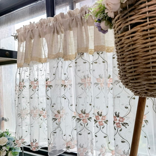 Landlig kjøkkengardin med blomsterbroderi