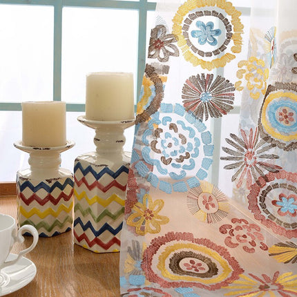 Tynn gardin med fargerike broderier