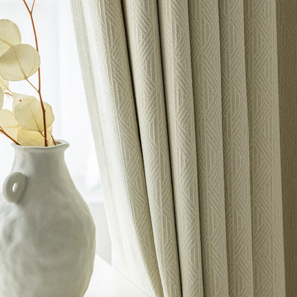 Beige lystett gardin med fiskebeinsmønster