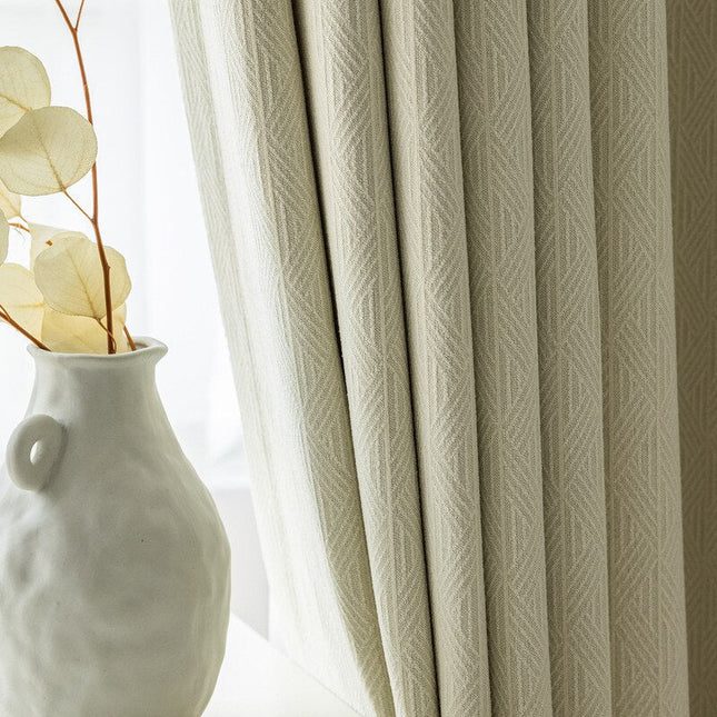 Beige lystett gardin med fiskebeinsmønster