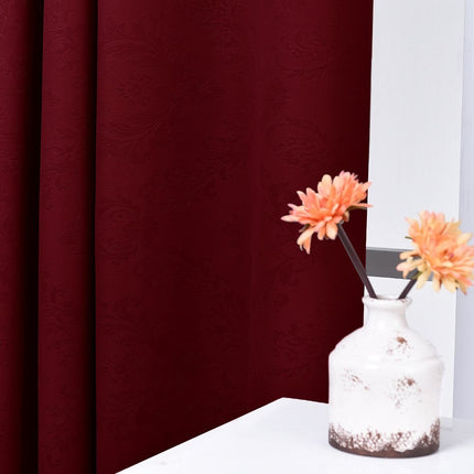 Lystett gardin med preget damaskmønster